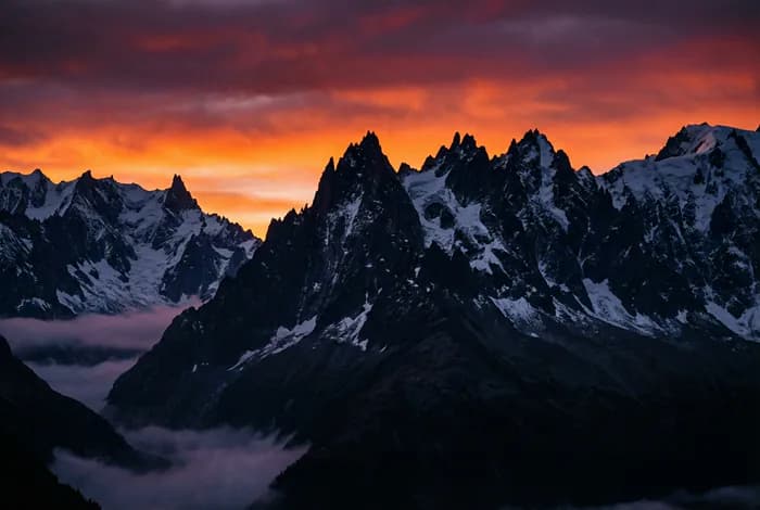 Silhouette iconique du sommet du Chardonnet sur un ciel bleu pur