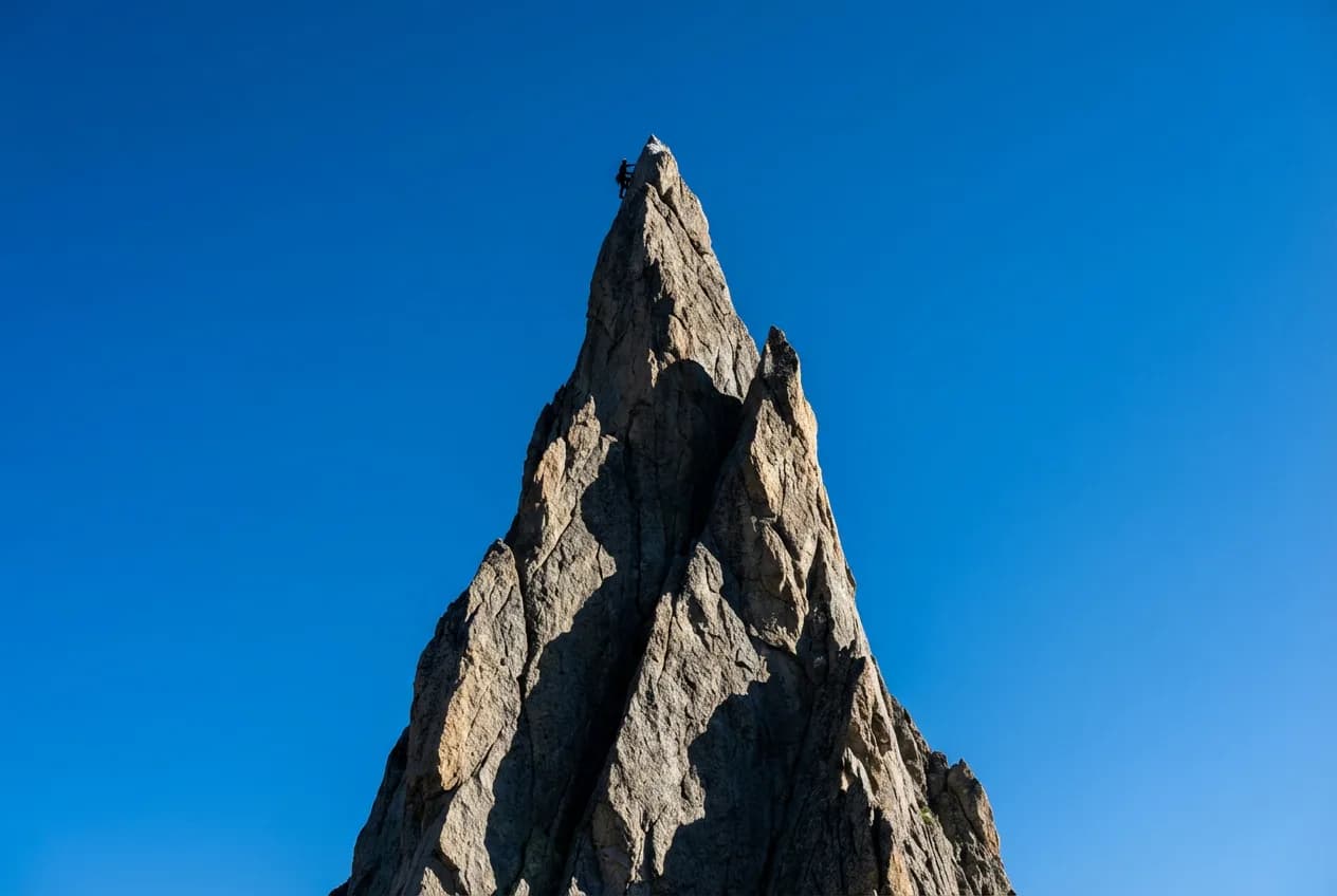 Silhouette iconique de la pointe de la Dent de la Rancune sur fond de ciel pur