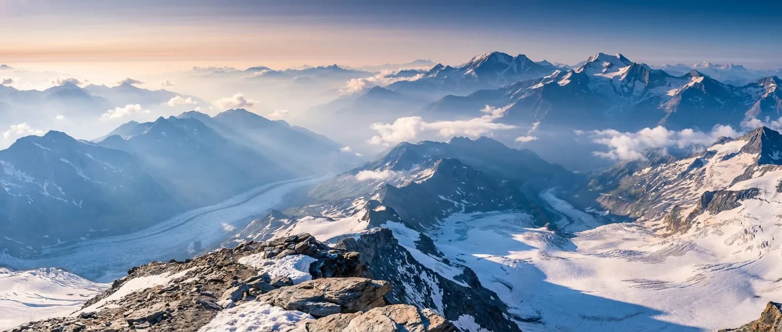 Panorama spectaculaire sur les glaciers de la Vanoise depuis le sommet du Chardonnet