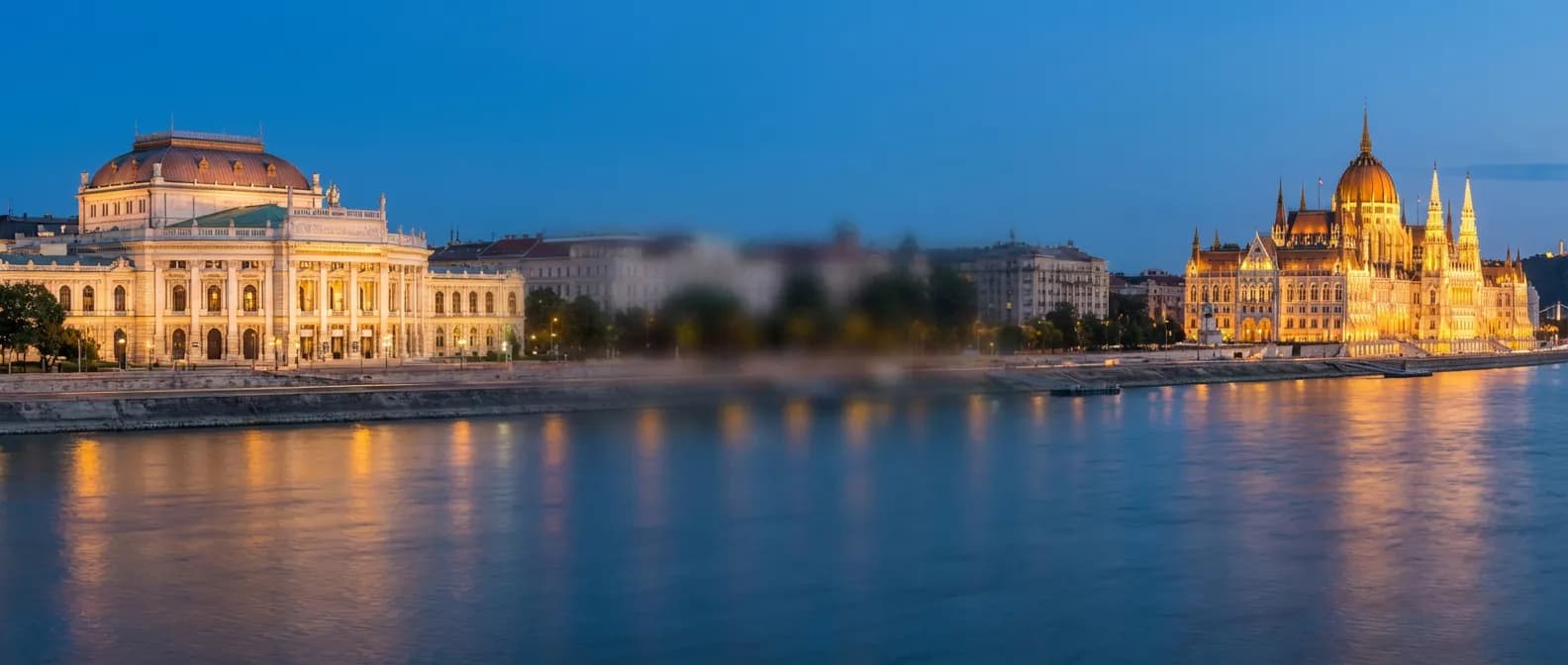 Vue panoramique comparative entre l'Opéra de Vienne et le Parlement de Budapest au coucher du soleil
