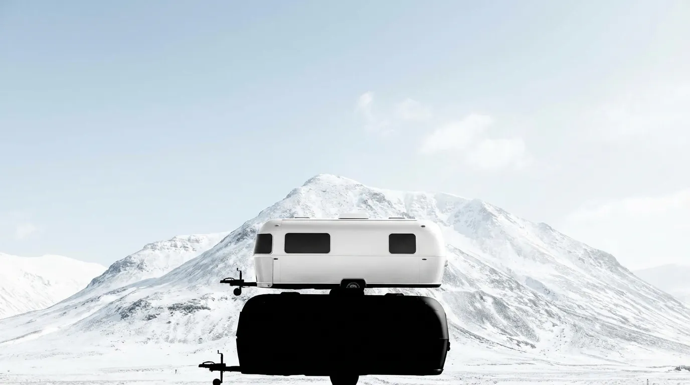 Miniature d'une caravane sur un terrain dégagé sous un ciel clair