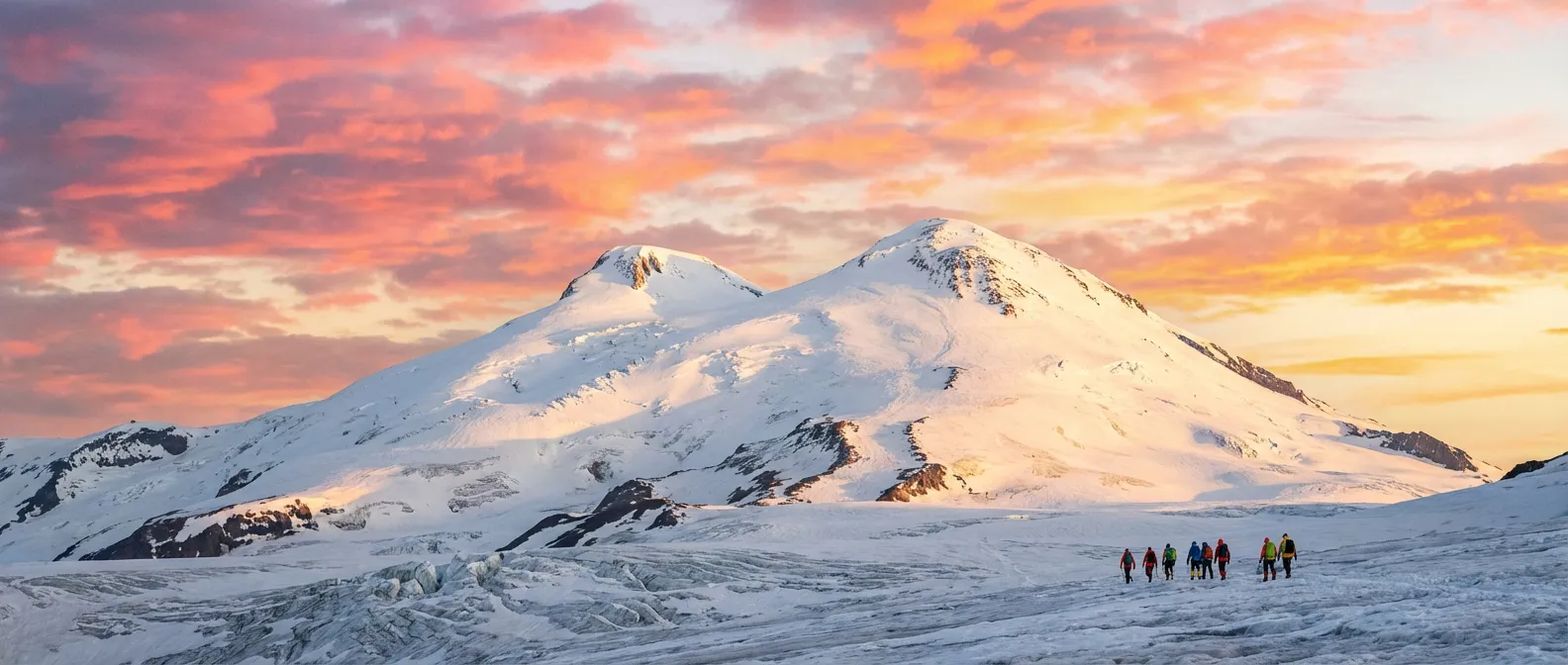 Les deux sommets de l'Elbrouz baignés par la lumière dorée du lever du soleil