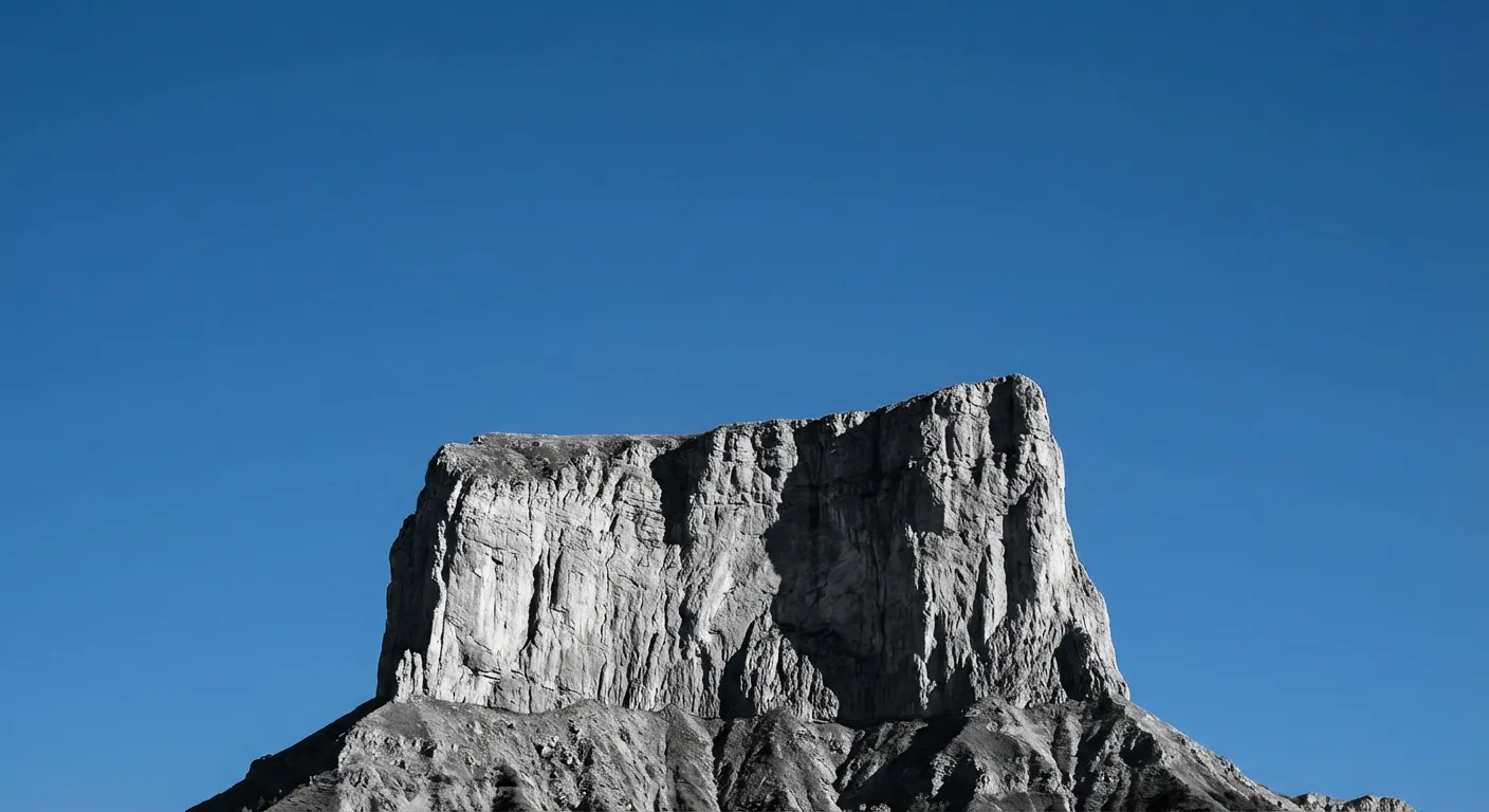 Silhouette minimaliste du Mont Aiguille sur fond de ciel bleu