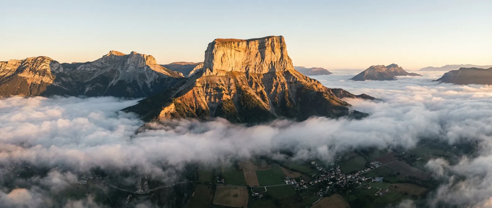 Vue panoramique épique du Mont Aiguille au lever du soleil émergeant des nuages dans le Vercors