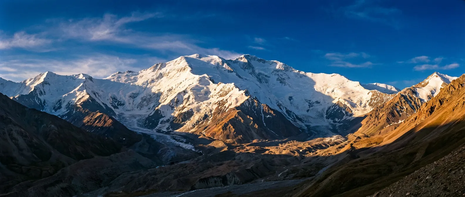 Vue panoramique épique du sommet enneigé du Pic Lénine dans la chaîne du Pamir sous un ciel bleu.