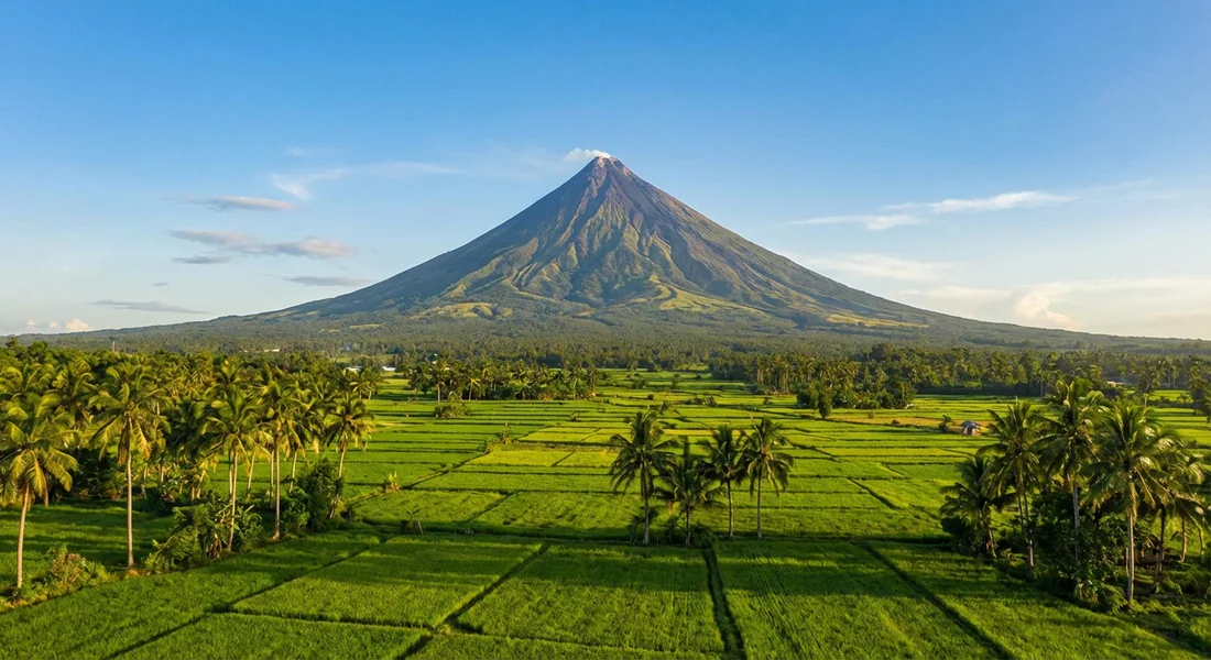 Le volcan Mayon, exemple du relief volcanique des Philippines.
