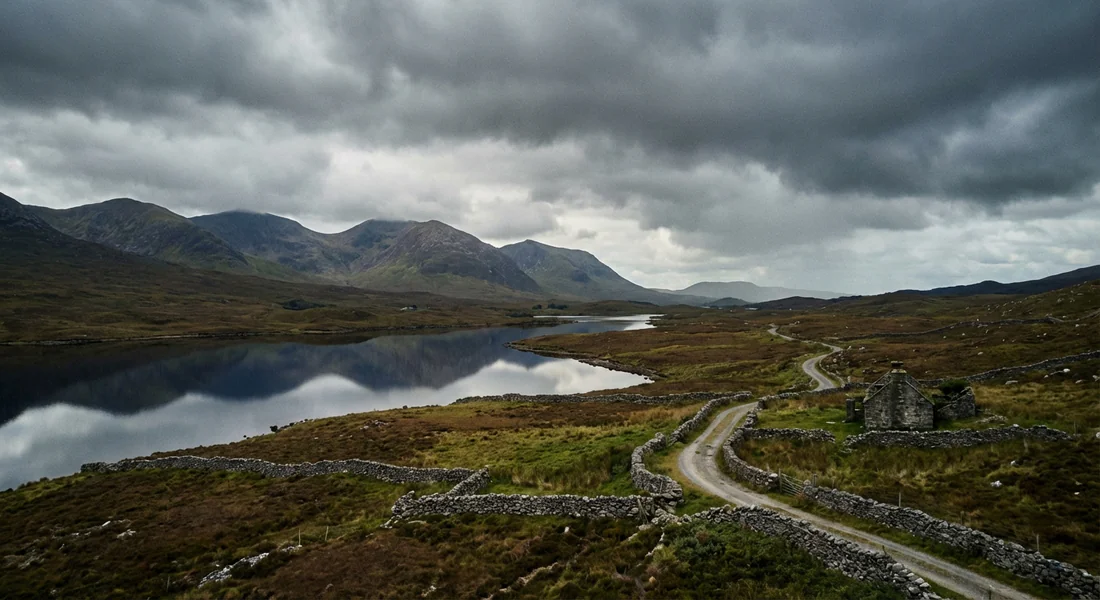 Paysage sauvage et authentique du Connemara avec ses montagnes et ses lacs.