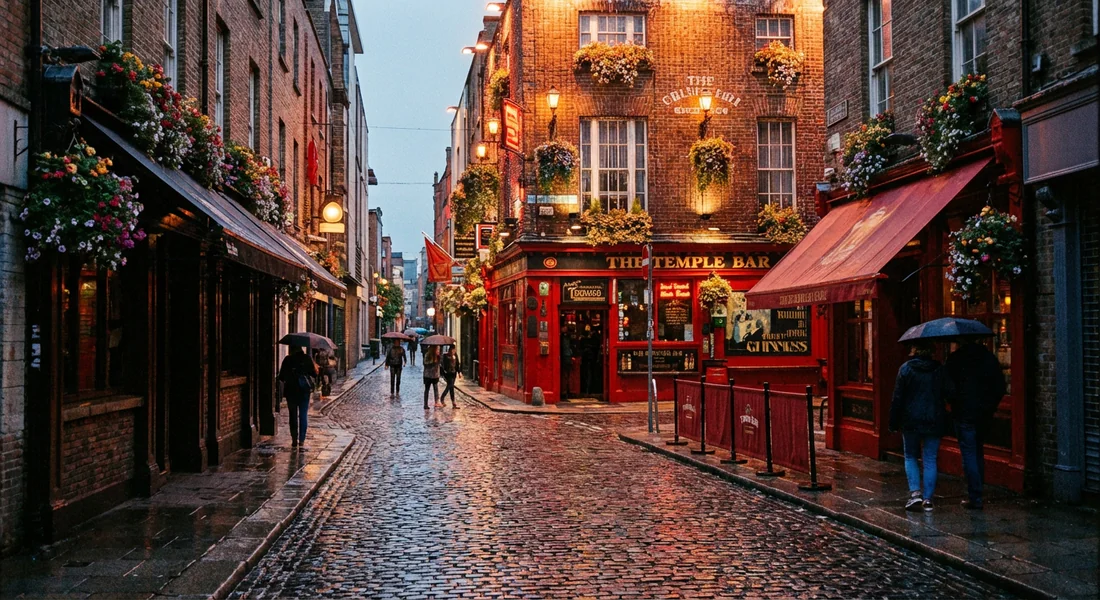 Ruelle typique du quartier de Temple Bar à Dublin avec ses façades colorées.