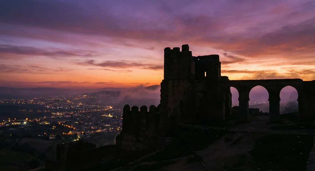 Le site des tombeaux mérinides à l'heure bleue avec vue sur les lumières de la ville