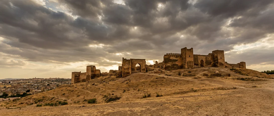 Les ruines historiques des tombeaux mérinides sur la colline d'Al-Qolla
